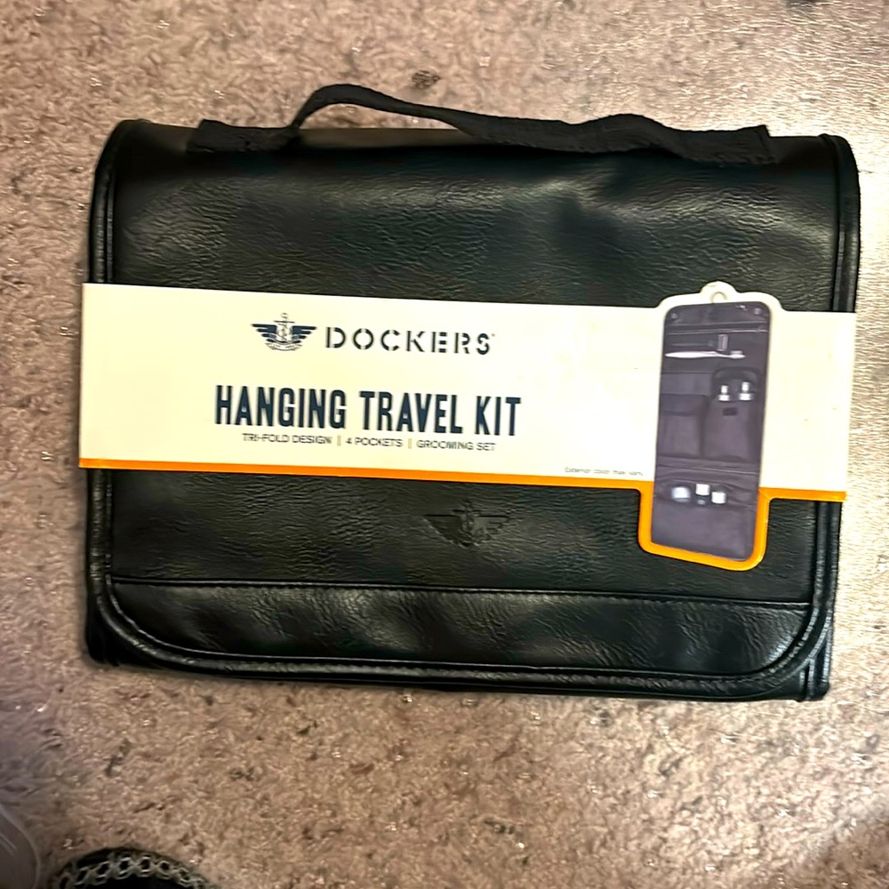 Dockers Hanging Tri-Fold Travel Kit-Black- W 4 Pockets